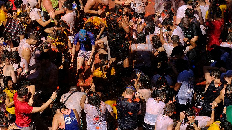 La edición 74 de la Tomatina de Buñol empieza con 145 mil kilos de tomates