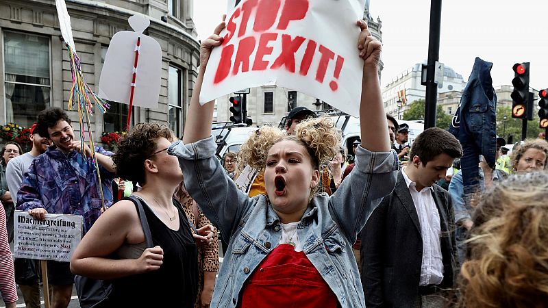 Miles de personas protestan en Reino Unido contra el "golpe" de Boris Johnson