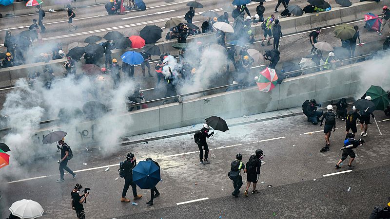 Los manifestantes se enfrentan a la Policía durante una marcha no autorizada en el distrito financiero de Hong Kong