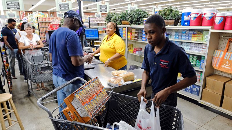 El Gobierno de Bahamas urge a la población a abandonar las áreas inundables ante la llegada del huracán Dorian