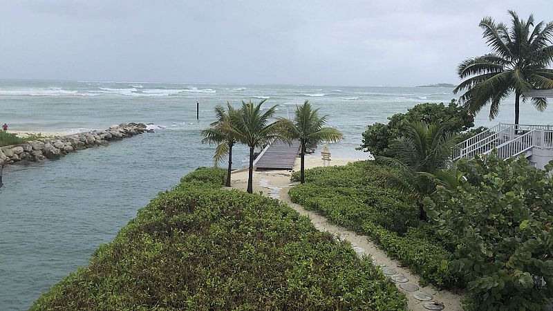 El huracán de categoría 5 Dorian azota y descarga su furia sobre las islas Bahamas