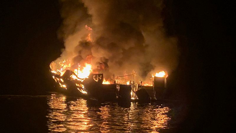 Al menos 25 muertos y nueve desaparecidos tras el incendio de un barco en la costa de California