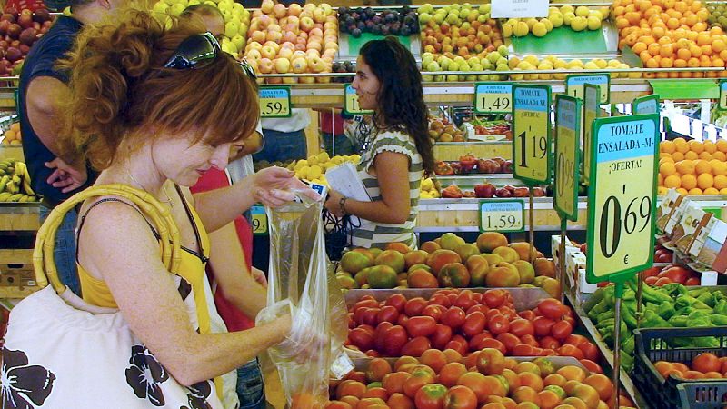 La confianza del consumidor se hunde 11 puntos en agosto hasta su nivel más bajo desde 2014