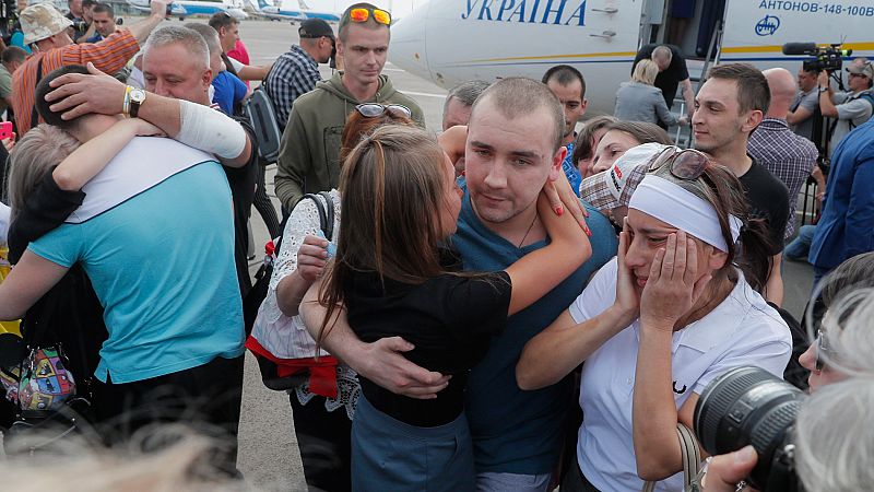 Rusia y Ucrania intercambian decenas de prisioneros, el "primer paso" para poner fin al conflicto, asegura Zelenski