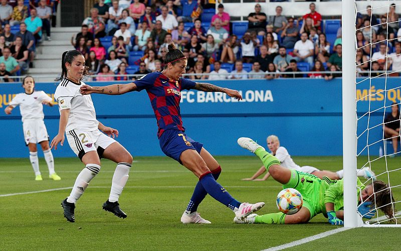 El Barça se da un festín ante el débil Tacón y  el Atlético defiende su título con una victoria