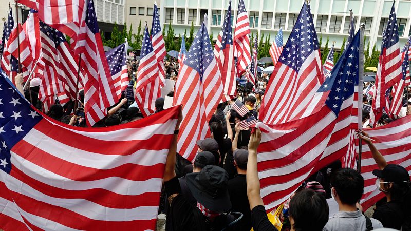 Miles de hongkoneses piden a Estados Unidos que defienda la autonomía de la ciudad