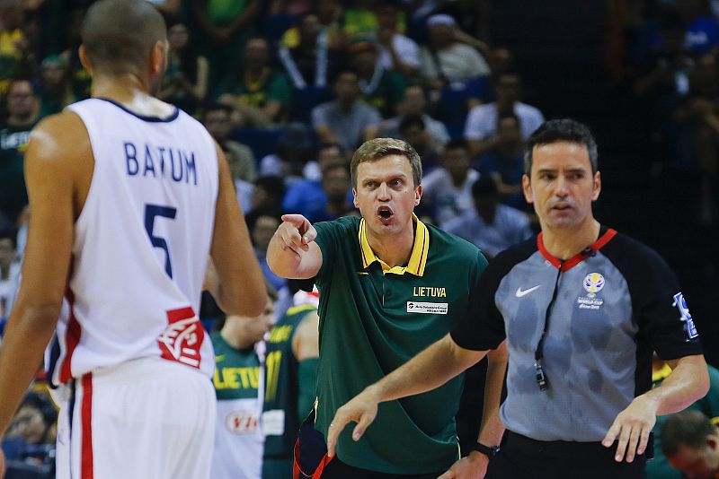 La FIBA suspende a los árbitros del Lituania-Francia por su error al final de este partido