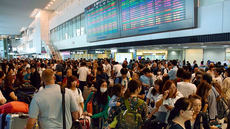 Unas 13.000 personas, atrapadas en el aeropuerto de Narita de Tokio por el tifón Faxai, que deja al menos un muerto