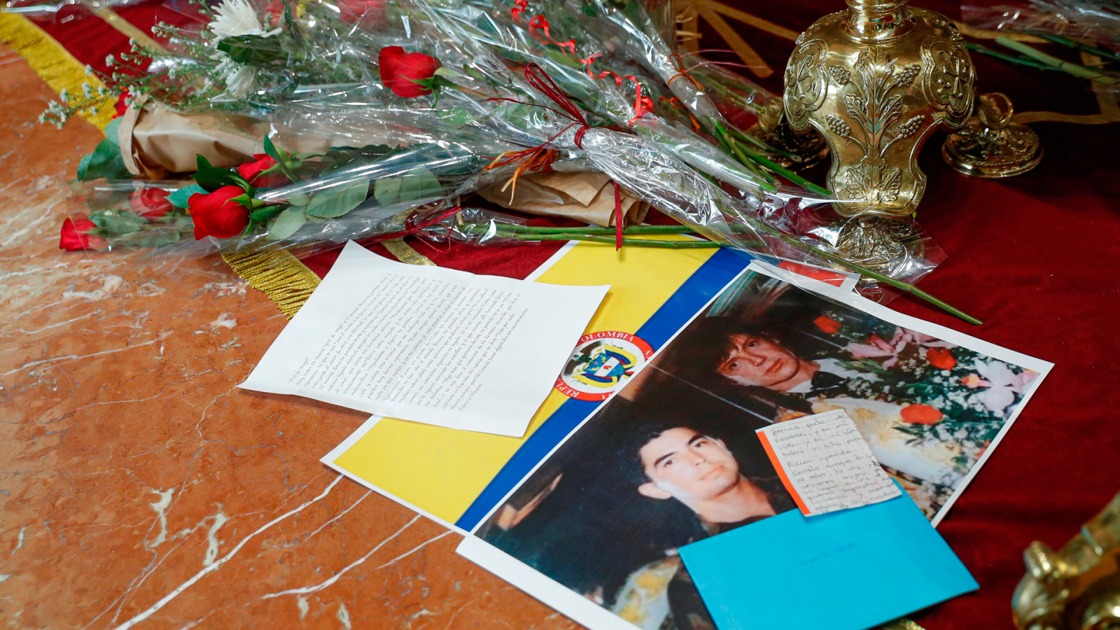 Corazón - Centenas de personas acuden a la capilla ardiente de Camilo Sesto