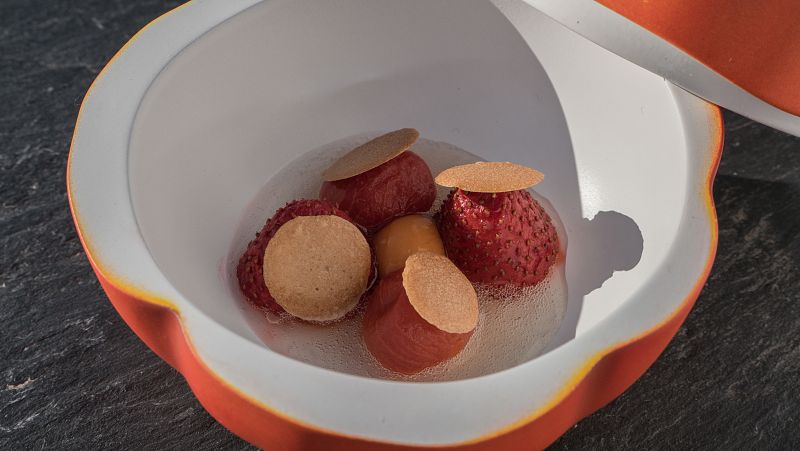 Receta de aguas de gazpacho, fresa y peque�os tomates pasificados, esferas de salmorejo y gotas de pan