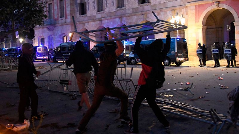Incidentes en la Diada: Tensión de manifestantes con los Mossos en el Parlament y agresión a una periodista de TVE
