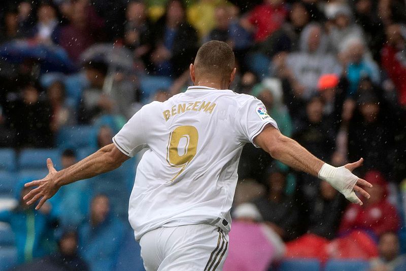 Un estelar Benzema guía a la victoria frente al Levante a un Madrid de dos caras