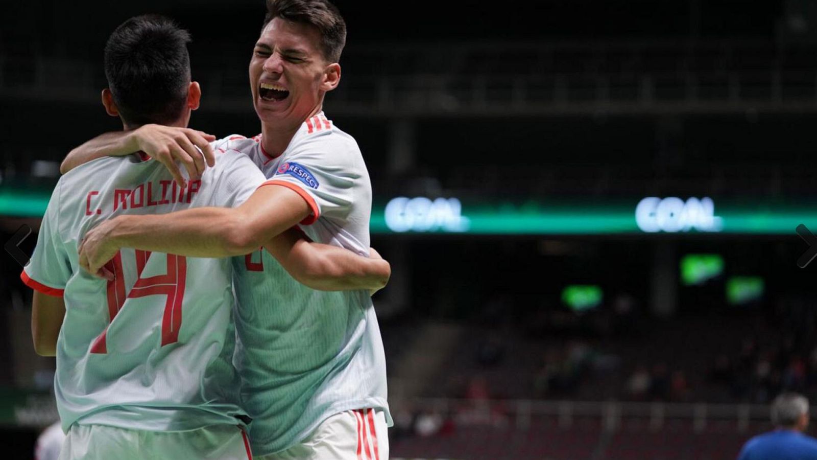 Jugadores y aficionados se vuelven locos con el pitido final