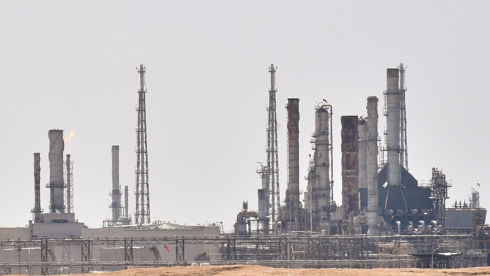 Arabia Saudí admite que su producción de crudo se ha reducido a la mitad tras el ataque a sus refinerías