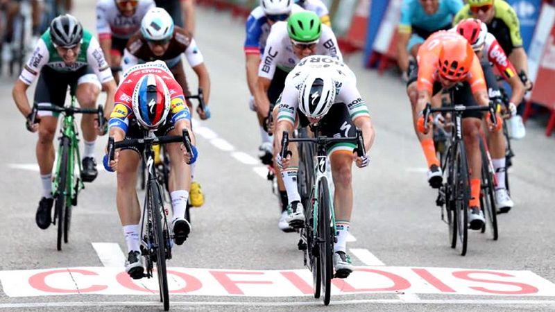 Jakobsen gana el 'sprint' de Madrid y Roglic sube a lo más alto en la Vuelta