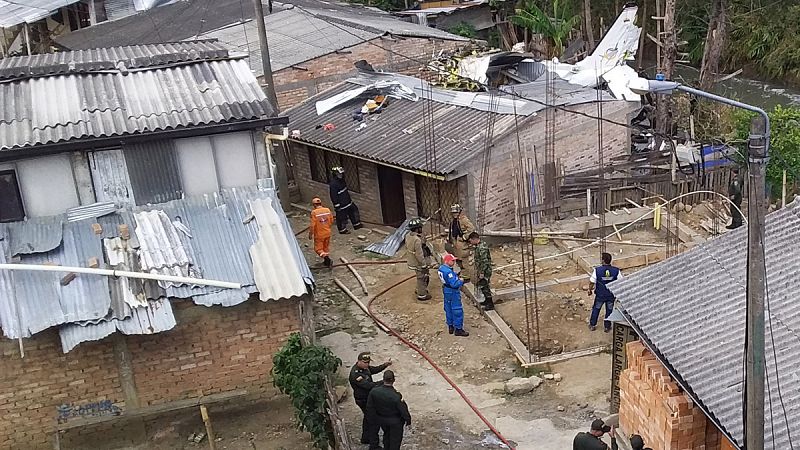 Siete muertos al caer un avión sobre unas viviendas en la ciudad colombiana de Popayán
