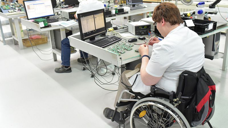 Los trabajadores con discapacidad cobran un 17% menos que el resto