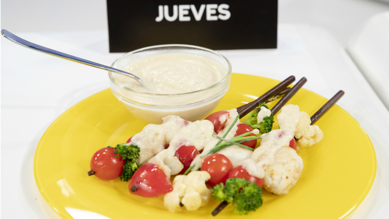 Brochetas de rape y verduras con salsa de manzana