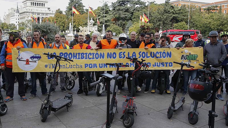 Usuarios de patinetes y monociclos eléctricos reclaman una legislación "que regule, no que prohíba" su utilización