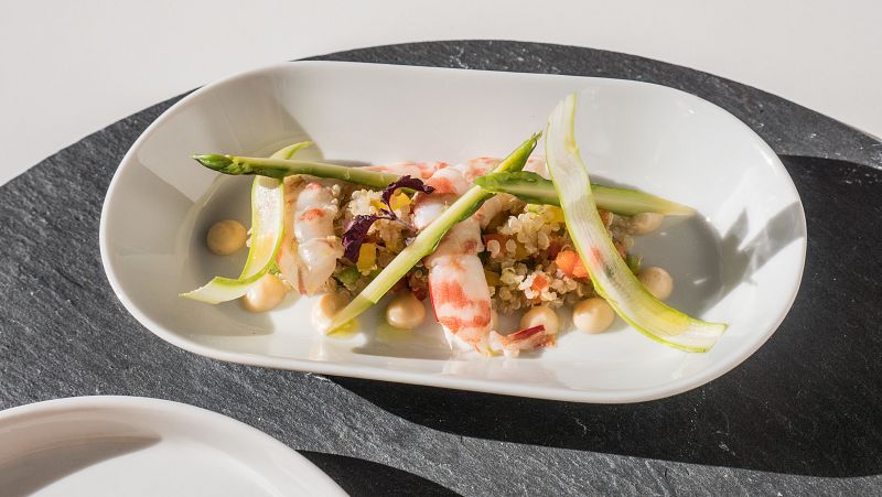 Receta de ensalada de quinoa con esp�rragos, langostinos y emulsi�n de coral