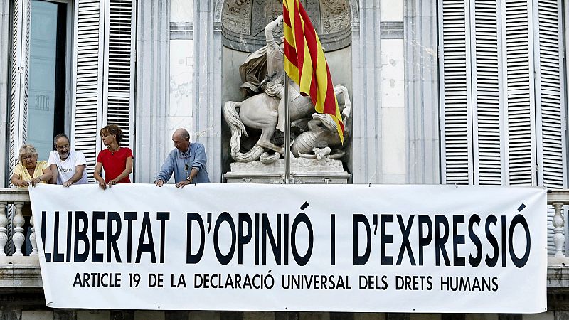 La Generalitat retira la pancarta de apoyo a los políticos presos y coloca otra en favor de la libertad de expresión