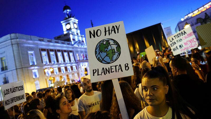 Los jóvenes españoles alzan la voz en las calles para pedir "justicia climática"
