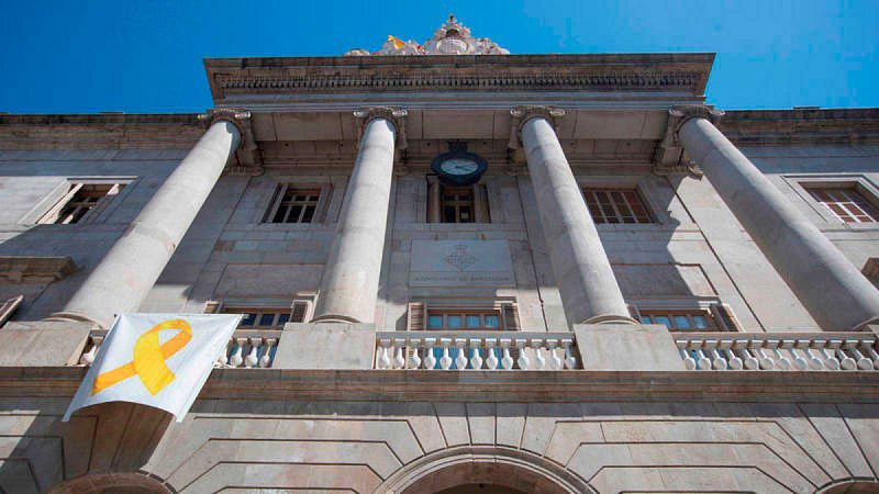 El Ayuntamiento de Barcelona retira el lazo por orden de la Junta Electoral