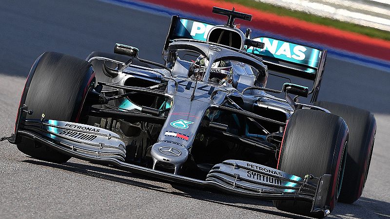 Hamilton aprovecha el abandono de Vettel y gana en Sochi