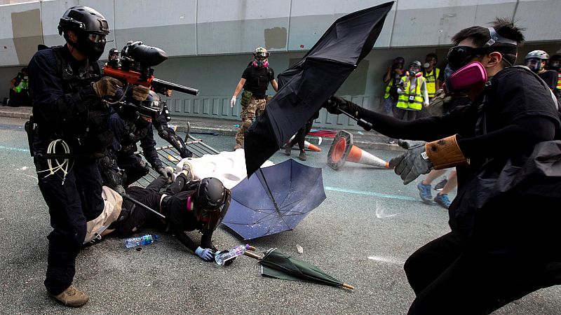 La policía hongkonesa lanza gas lacrimógeno para dispersar una protesta prodemocracia no autorizada