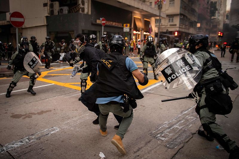 Más de 30 heridos, uno de ellos por un disparo de la policía, en las protestas de Hong Kong por el 70 aniversario de China