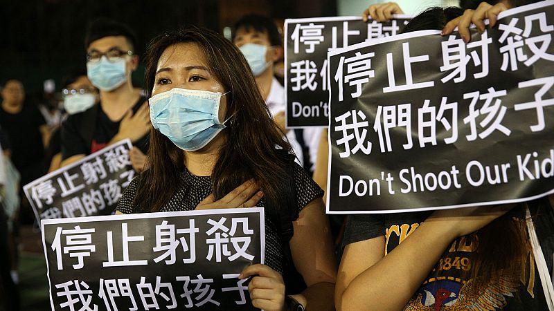 Estudiantes hongkoneses organizan una sentada para condenar los disparos de la policía contra un joven