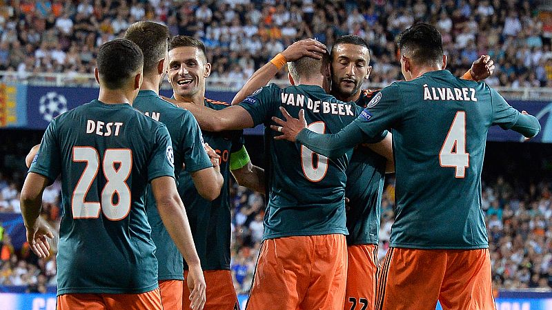 El Ajax destroza al Valencia en Mestalla