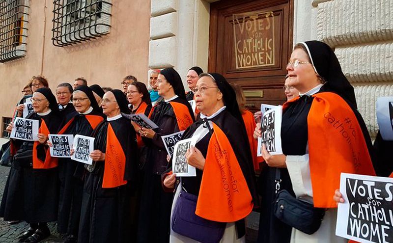 Un grupo de mujeres católicas se manifiesta en el Vaticano para reivindicar igualdad en la Iglesia
