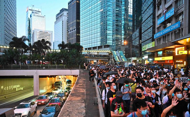 Miles de hongkoneses toman las calles para protestar contra la ley antimáscaras