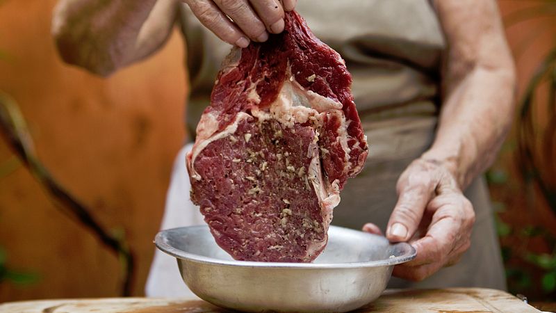 No, la ciencia no dice que puedas comer toda la carne roja que quieras