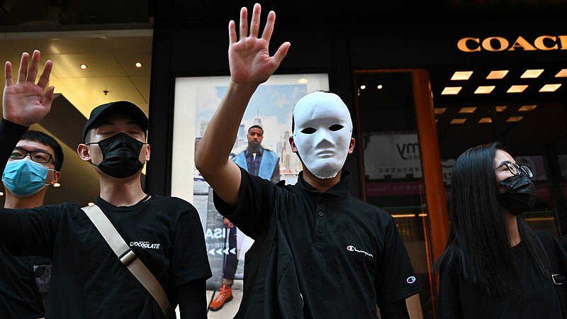La ciudad de Hong Kong amanece paralizada tras una noche de caos y desafío a la prohibición de portar máscaras