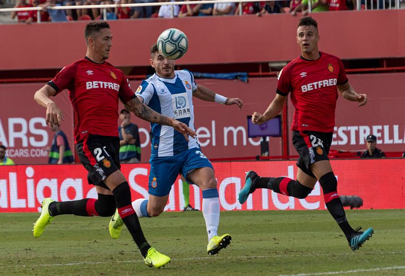 El Mallorca aprovecha los errores del Espanyol y deja a David Gallego en el alambre