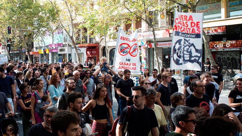 Madrid sale a la calle contra "la plaga" de las casas de apuestas en los barrios