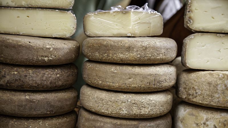 Sanidad retira varios lotes de queso francés elaborado con leche cruda por Listeria y E-Coli