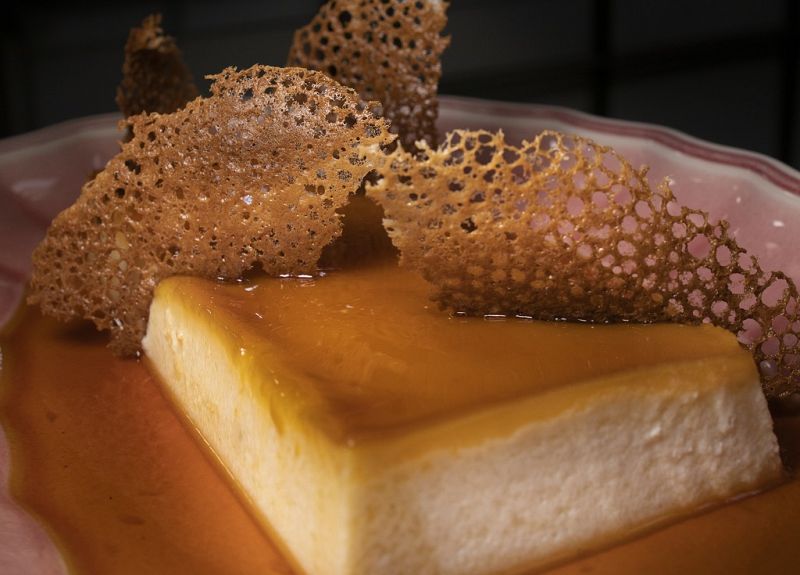 Celebra el Da Mundial del coco con esta receta de flan de coco del chef Dani Garca