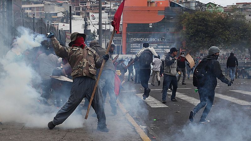 Los manifestantes indígenas asaltan el Parlamento de Ecuador antes de ser expulsados por la Policía