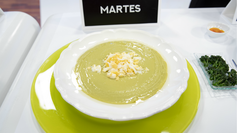 Crema de guisantes y bimi salteados con huevo duro