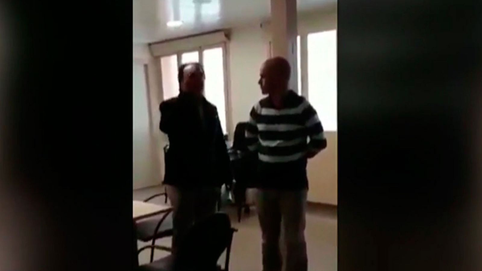 El Consejo General del Colegio de Médicos de Cataluña ha censurado la actitud intimidatoria realizada por un grupo de independentistas, encabezados por el empresario y activista Santiago Espot. En el video, colgado en las redes sociales, se ve como S