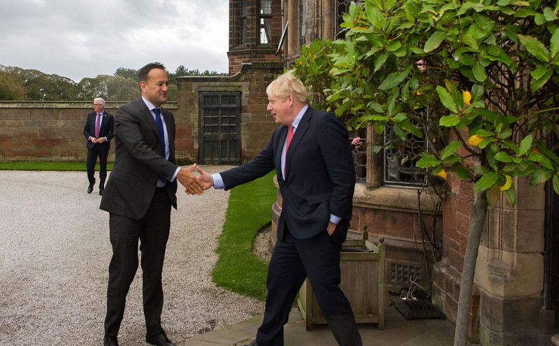 Johnson y Varadkar ven un "camino" hacia un "posible acuerdo" del 'Brexit'