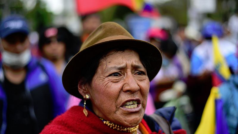 Los indígenas de Ecuador liberan a diez agentes de Policía y a varios periodistas detenidos