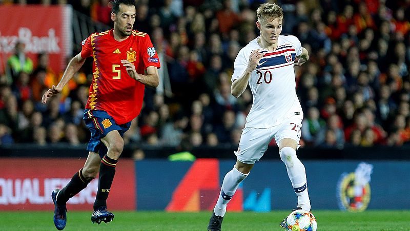Robert Moreno revoluciona el once de España ante Noruega con el pase en juego