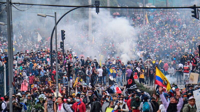 Miles de indígenas marchan al Parlamento de Ecuador en una nueva jornada de protestas contra el Gobierno
