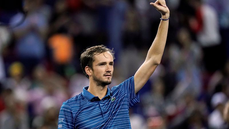 Medvedev se impone a Tsitsipas y Zverev a Berrettini en semifinales de Shanghái