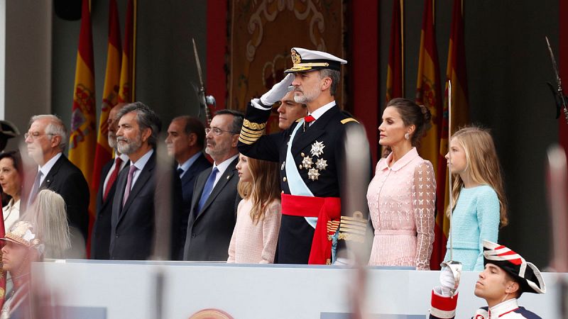 Los reyes presiden el desfile de la Fiesta Nacional, que elogia a las misiones de paz en el exterior