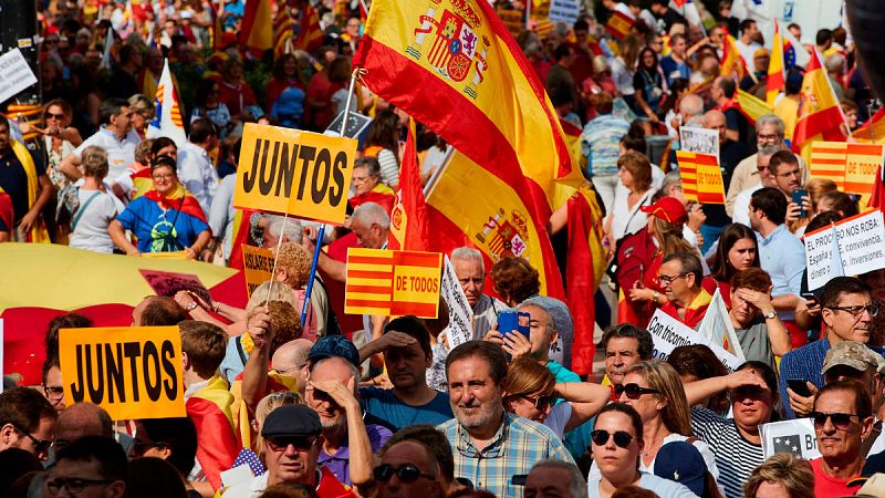 Miles de personas marchan en Barcelona el 12 de octubre en vísperas de la sentencia del procés